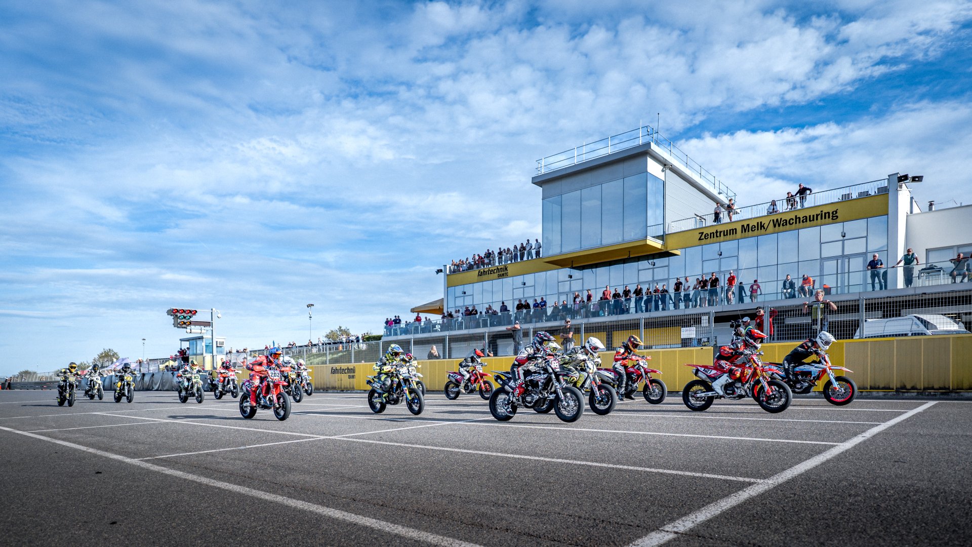 Bild zum Bericht „Supermoto Melk 2026: Buschberger wird Staatsmeister – Abschied von Rudi Bauer“ – GRIPcapture